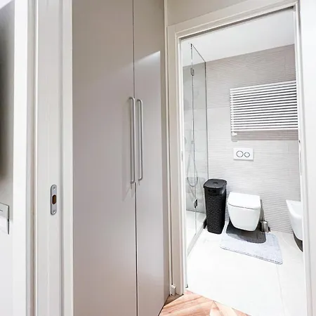 Luxury Apartment *